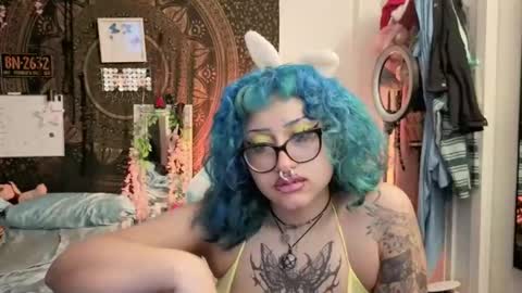 Snapshot of deluxxxeblu chatting on 04/18/26, 03:10 TankinBody online show from 04/18/26, 03:10