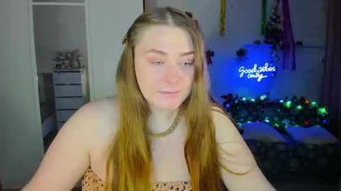 Snapshot of demure_soul chatting on 12/06/24, 04:03 Sophie online show from 12/06/24, 04:03