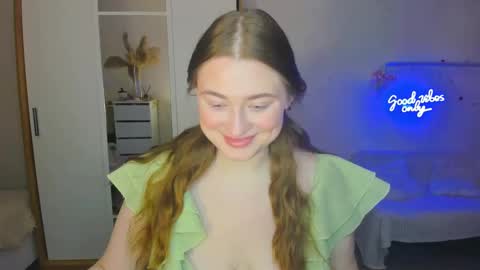 Snapshot of demure_soul chatting on 02/08/25, 07:04 Sophie online show from 02/08/25, 07:04