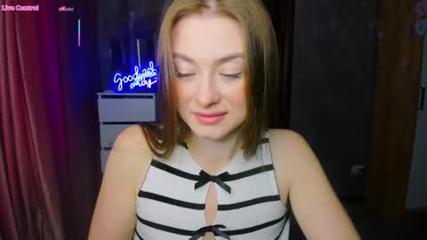 Snapshot of demure_soul chatting on 09/26/25, 08:18 Sophie online show from 09/26/25, 08:18