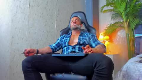 Snapshot of dennis_cox_ chatting on 02/17/25, 02:26 dennis_cox_ online show from 02/17/25, 02:26