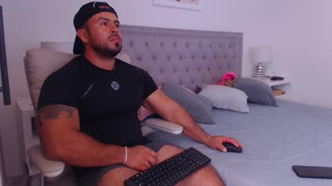 Snapshot of derek_group chatting on 01/14/26, 02:33 Derek online show from 01/14/26, 02:33