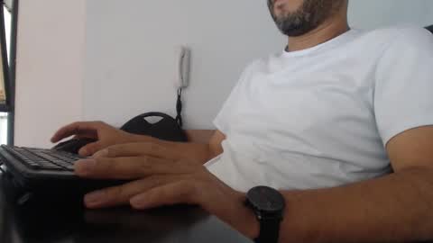 Snapshot of derrik_ chatting on 12/04/24, 04:27     online show from 12/04/24, 04:27