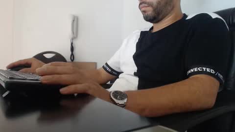 Snapshot of derrik_ chatting on 12/10/24, 06:17     online show from 12/10/24, 06:17