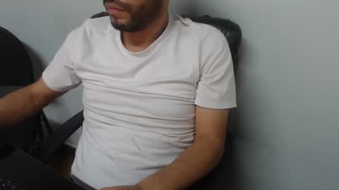 Snapshot of derrik_ chatting on 03/02/25, 02:21     online show from 03/02/25, 02:21