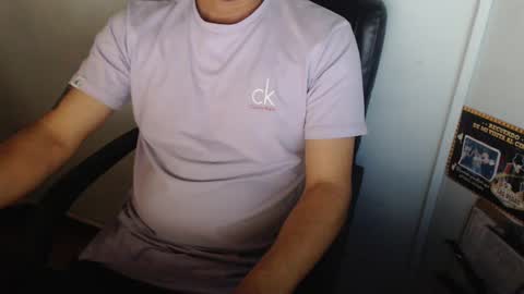 Snapshot of derrik_ chatting on 09/26/25, 02:10     online show from 09/26/25, 02:10