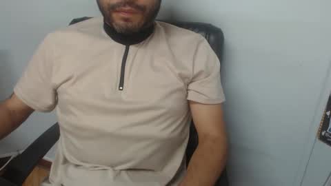 Snapshot of derrik_ chatting on 01/06/26, 01:04 online show from 01/06/26, 01:04