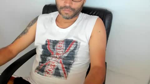 Snapshot of derrik_ chatting on 06/08/26, 01:00 online show from 06/08/26, 01:00