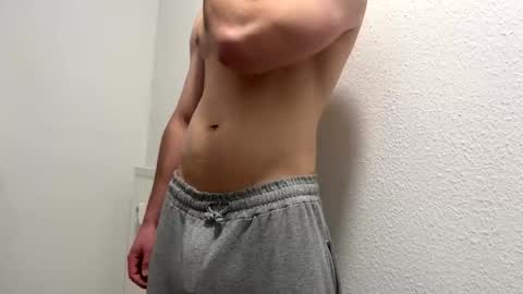 Snapshot of dertom_xxx chatting on 11/24/25, 05:18 Tom online show from 11/24/25, 05:18