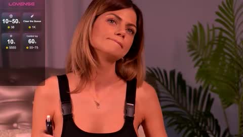 Snapshot of desiredmia_ chatting on 11/20/25, 06:02 Mia online show from 11/20/25, 06:02