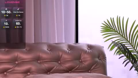 Snapshot of desiredmia_ chatting on 11/21/25, 06:01 Mia online show from 11/21/25, 06:01