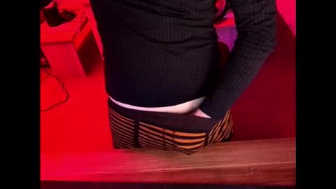 Snapshot of desiredsnack chatting on 09/27/25, 04:17 lecram online show from 09/27/25, 04:17