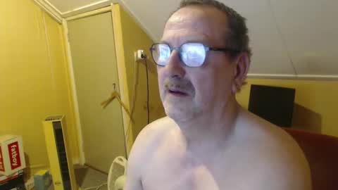Snapshot of destelp chatting on 04/18/26, 09:48 destelp online show from 04/18/26, 09:48