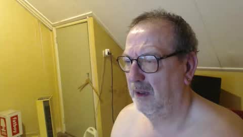 Snapshot of destelp chatting on 05/01/26, 04:33 destelp online show from 05/01/26, 04:33