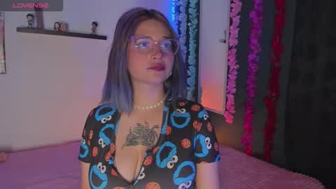 Snapshot of destiny14_ chatting on 11/25/25, 12:54 Dani online show from 11/25/25, 12:54