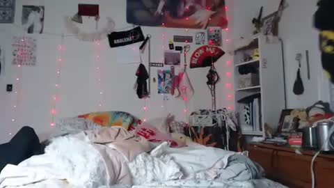 Snapshot of devilg1rl chatting on 12/08/24, 01:13 poutyangel online show from 12/08/24, 01:13