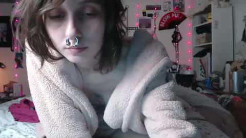 Snapshot of devilg1rl chatting on 12/28/24, 07:22 poutyangel online show from 12/28/24, 07:22