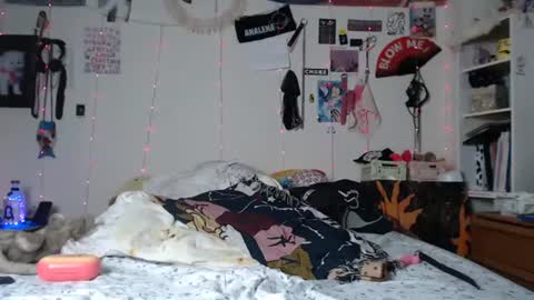 Snapshot of devilg1rl chatting on 01/24/25, 03:00 poutyangel online show from 01/24/25, 03:00