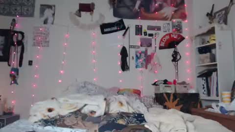 Snapshot of devilg1rl chatting on 01/27/25, 11:43 poutyangel online show from 01/27/25, 11:43