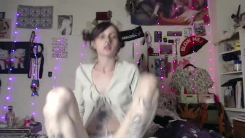 Snapshot of devilg1rl chatting on 02/22/25, 09:23 poutyangel online show from 02/22/25, 09:23