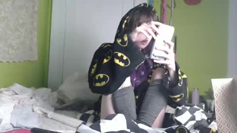 Snapshot of devilg1rl chatting on 11/04/25, 02:05 poutyangel online show from 11/04/25, 02:05