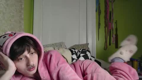 Snapshot of devilg1rl chatting on 11/07/25, 05:51 poutyangel online show from 11/07/25, 05:51