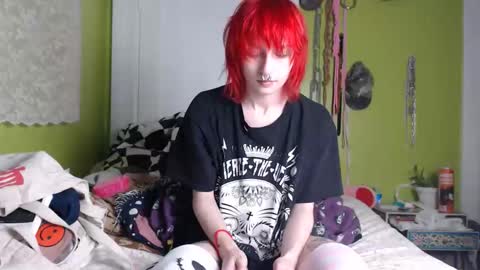 Snapshot of devilg1rl chatting on 12/17/25, 01:11 poutyangel online show from 12/17/25, 01:11