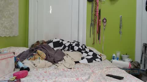 Snapshot of devilg1rl chatting on 01/10/26, 11:09 poutyangel online show from 01/10/26, 11:09