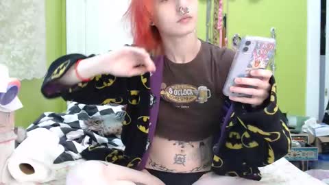 Snapshot of devilg1rl chatting on 01/15/26, 09:29 poutyangel online show from 01/15/26, 09:29