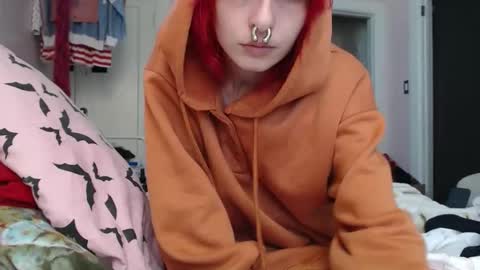 Snapshot of devilg1rl chatting on 04/17/26, 08:12 poutyangel online show from 04/17/26, 08:12