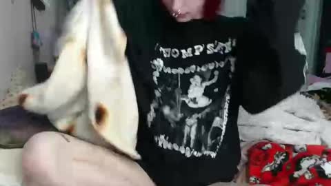 Snapshot of devilg1rl chatting on 06/02/26, 11:07 poutyangel online show from 06/02/26, 11:07