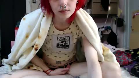 Snapshot of devilg1rl chatting on 06/11/26, 12:32 poutyangel online show from 06/11/26, 12:32