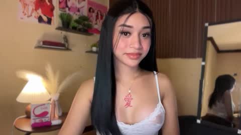 Snapshot of devine_goddessx chatting on 12/21/25, 10:44 Devine Greyson online show from 12/21/25, 10:44