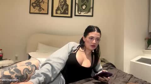 Snapshot of devingodsin chatting on 12/13/25, 11:54 Devin online show from 12/13/25, 11:54