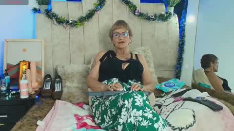 Snapshot of devora_mature65 chatting on 11/21/25, 02:43 Devora online show from 11/21/25, 02:43