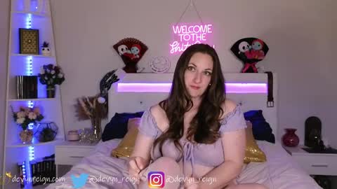 Snapshot of devynreign chatting on 05/17/26, 04:43 Devyn Reign online show from 05/17/26, 04:43