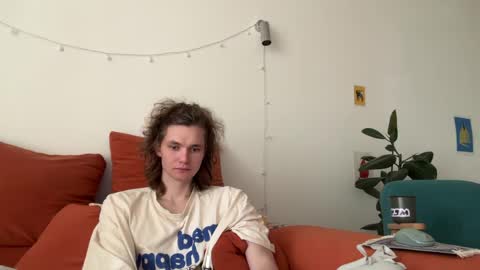 Snapshot of di_n_alex chatting on 04/12/26, 07:57 Di Alex online show from 04/12/26, 07:57
