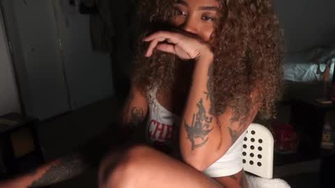 Snapshot of diamon_kataleya chatting on 12/20/24, 10:11 Melissa My schedule 10pm time Colombia online show from 12/20/24, 10:11