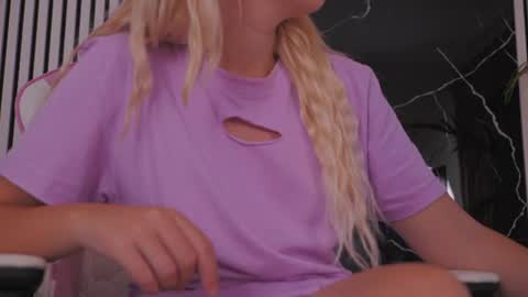 Snapshot of diamond_ava_ chatting on 06/23/26, 09:07 Thea online show from 06/23/26, 09:07