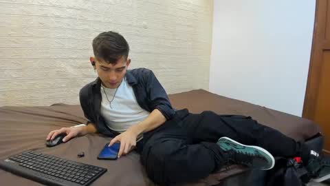 Snapshot of diegorogue_ chatting on 12/18/24, 01:23 Diego rogue online show from 12/18/24, 01:23