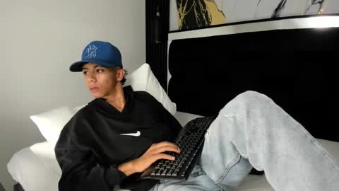 Snapshot of dikey_18 chatting on 12/12/24, 01:21 dikey_18 online show from 12/12/24, 01:21