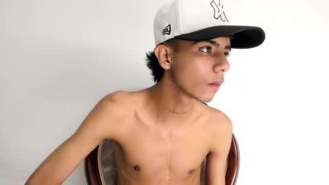 Snapshot of dikey_18 chatting on 02/19/25, 12:25 dikey_18 online show from 02/19/25, 12:25