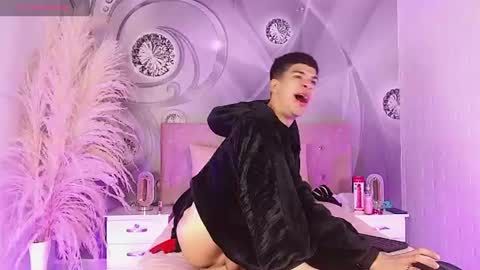 dilan_femboy_ online show from 07/04/26, 02:23