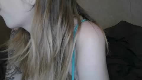 Snapshot of dimepiecexxx chatting on 02/19/25, 11:06 Sofie online show from 02/19/25, 11:06