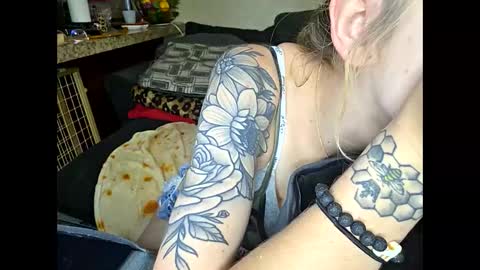 Snapshot of dimepiecexxx chatting on 04/27/26, 10:35 Sofie online show from 04/27/26, 10:35