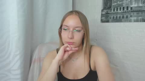 Snapshot of dina_sunshine chatting on 05/29/26, 12:30 Dina online show from 05/29/26, 12:30