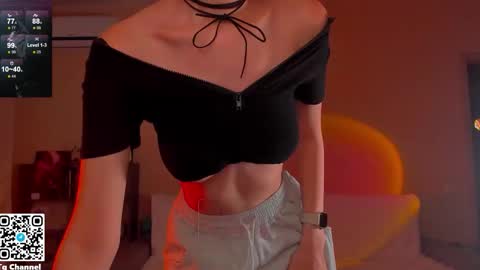 Snapshot of dindin_ chatting on 10/17/25, 12:52 Jessie online show from 10/17/25, 12:52