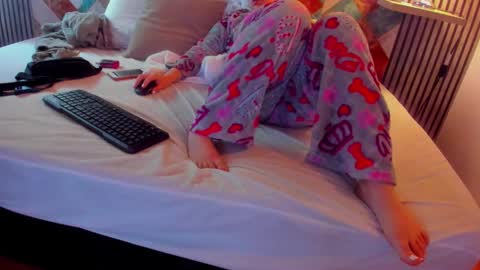 diosaelchat online show from 11/17/25, 03:34