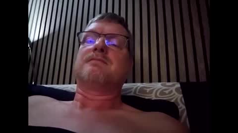 dirkkie1975 online show from 04/12/26, 08:03