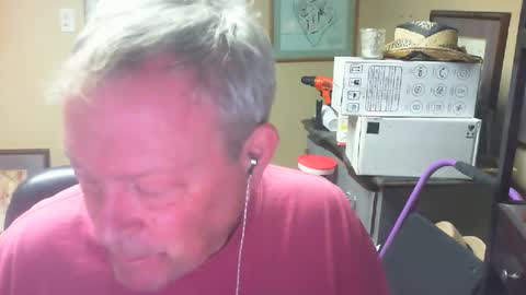 Snapshot of dirkpitt223 chatting on 12/12/24, 10:20 DirtkPitt Fun guy working online show from 12/12/24, 10:20